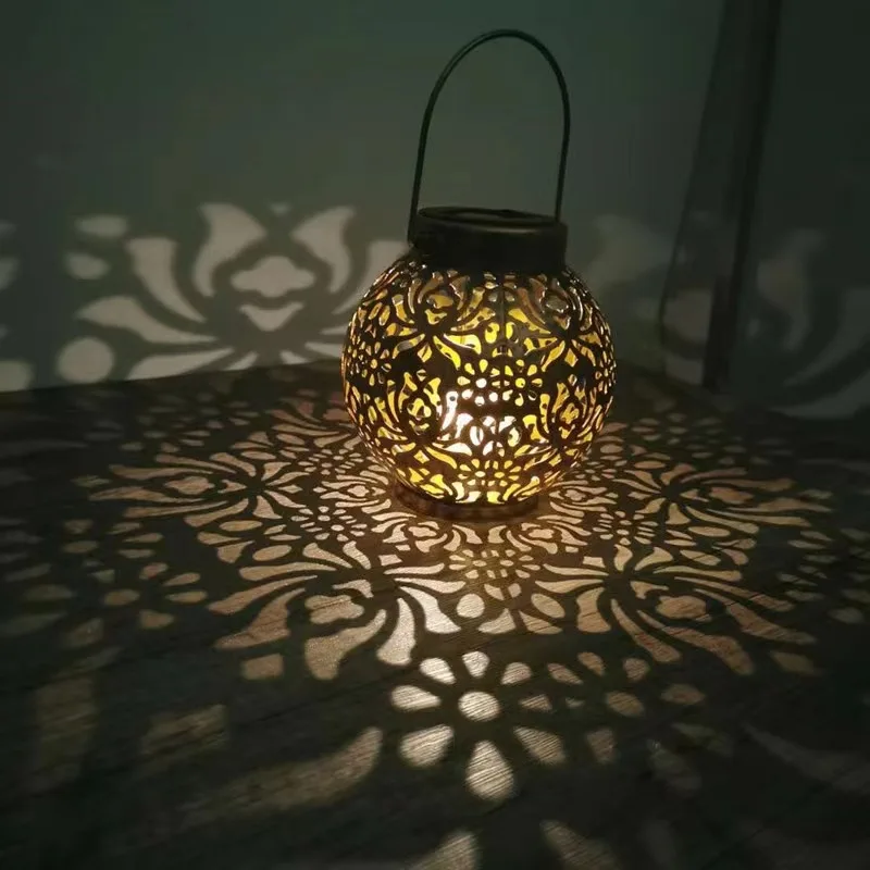 Светодиодный солнечный фонарь, полый проекционный светильник из кованого железа, подвесные светильники, уличный водонепроницаемый двор, сад, художественное украшение Светодиодный солнечный фонарь, полый проекционный светильник из кованого железа, подвесные светильники, уличный водонепроницаемый двор, сад, художественное украшение