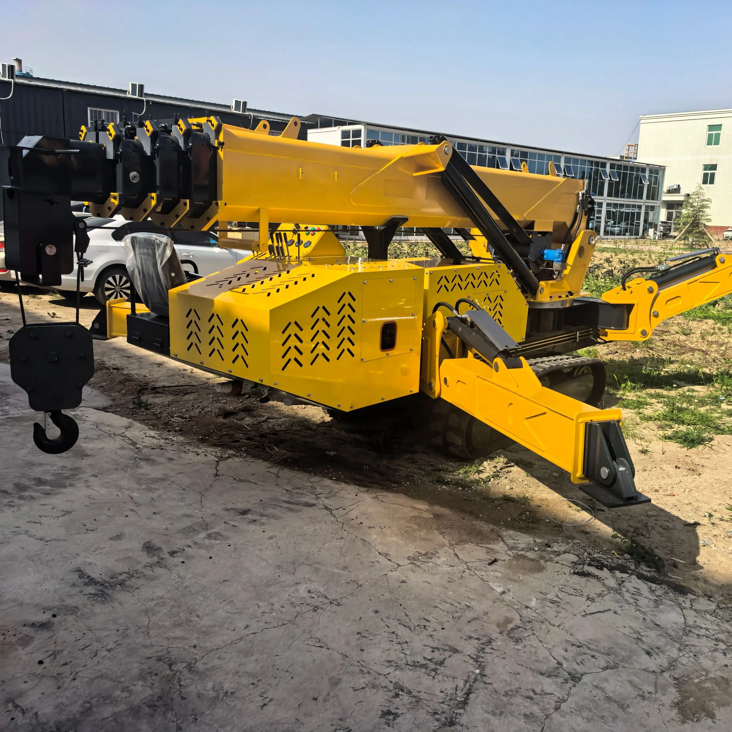 Customized Compact 8t Spider Crawler Crane: 17m Telescopic Boom for Indoor & Outdoor Use