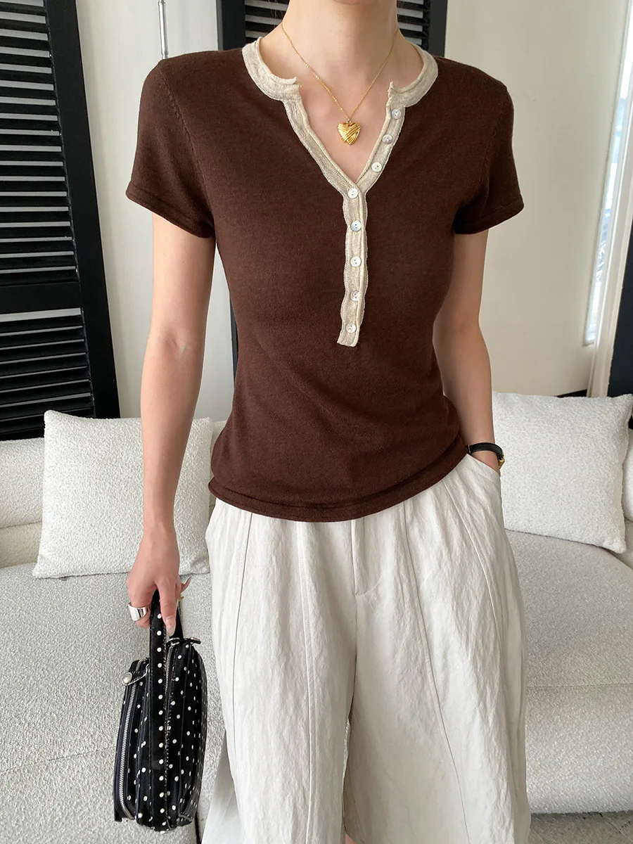 Sommerliches, modisches Damen-T-Shirt mit Knöpfen, V-Ausschnitt, kurzen Ärmeln und schmaler Passform aus Strick. – Detail 25