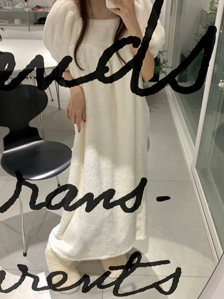 เสื้อคอปกยาวทรงคอร์ทสำหรับผู้หญิง ดีไซน์ทันสมัย ผ้าคอรัลไลน์ เนื้อผ้าฟองน้ำ ซับในด้วยผ้าลูกไม้ ตัดเย็บอย่างประณีต ให้ความอบอุ่น ป้องกันริ้วรอย