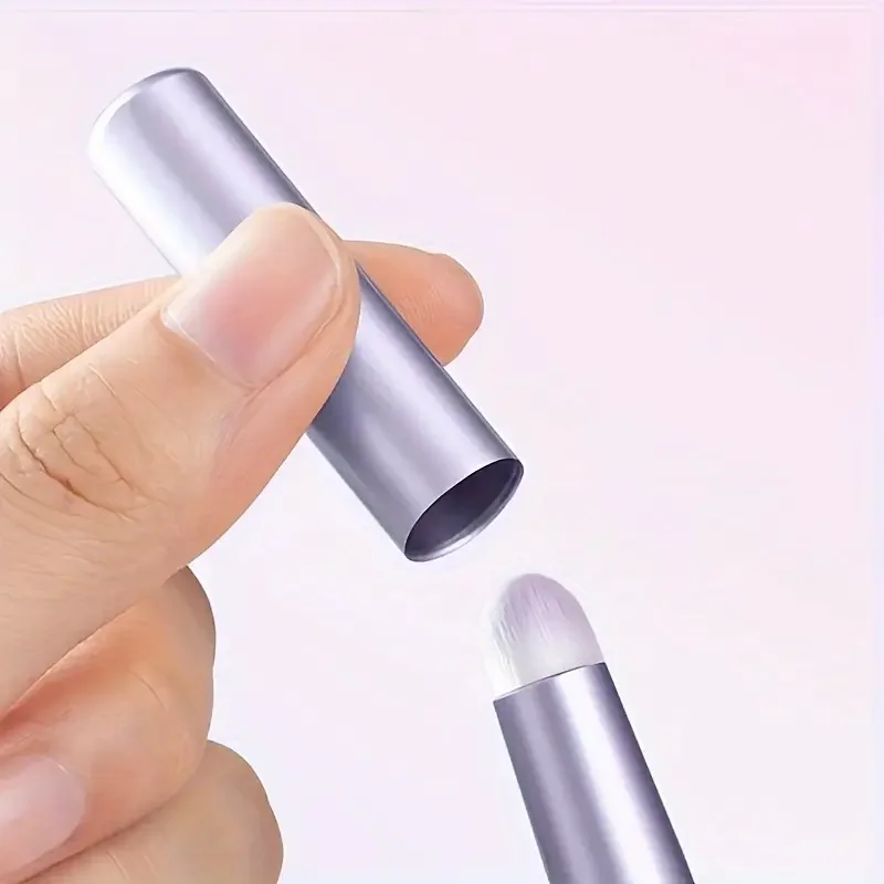 Profesjonalny pędzelek do szminki z okrągłą główką i nakładką, ręczny pędzelek do noszenia w dłoni, odpowiedni do wszystkich rodzajów skóry, aplikator do szminki.