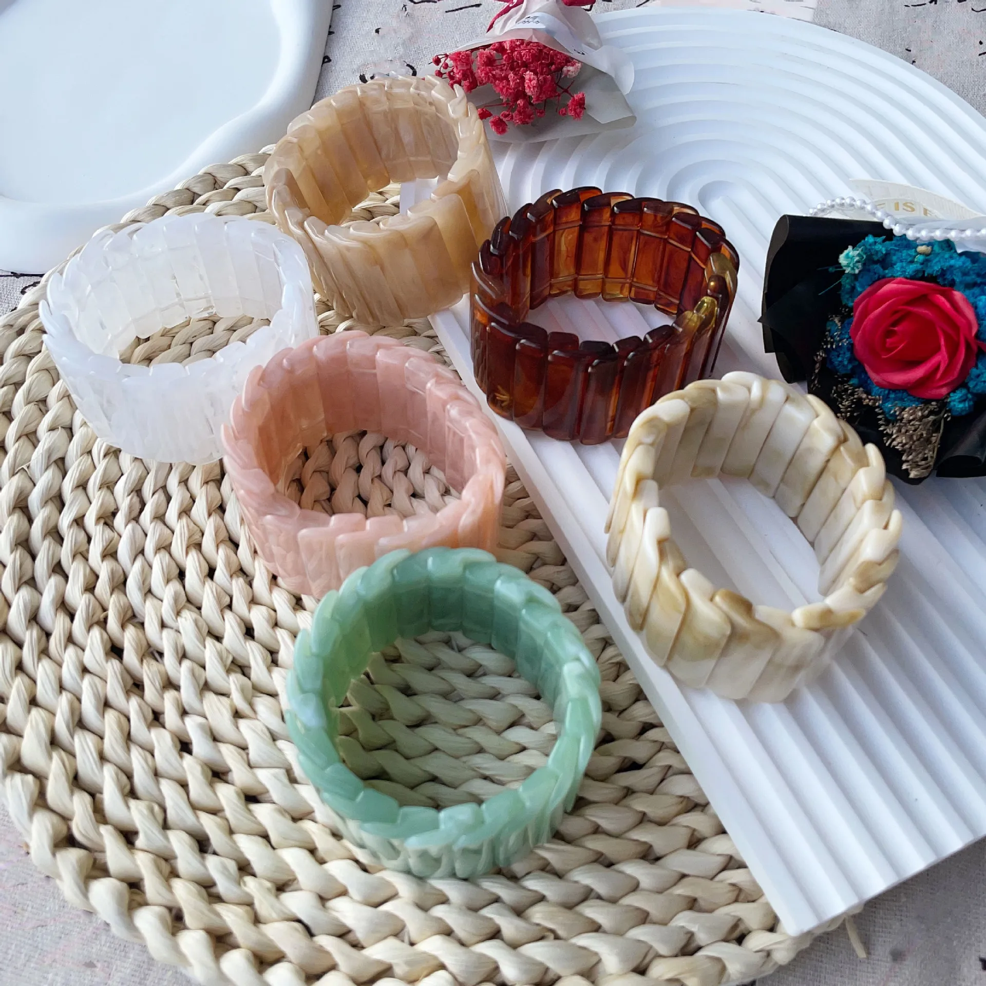 New European and American ins style fashion women's popular fashion acrylic fish scale shape bracelet handmade wholesale