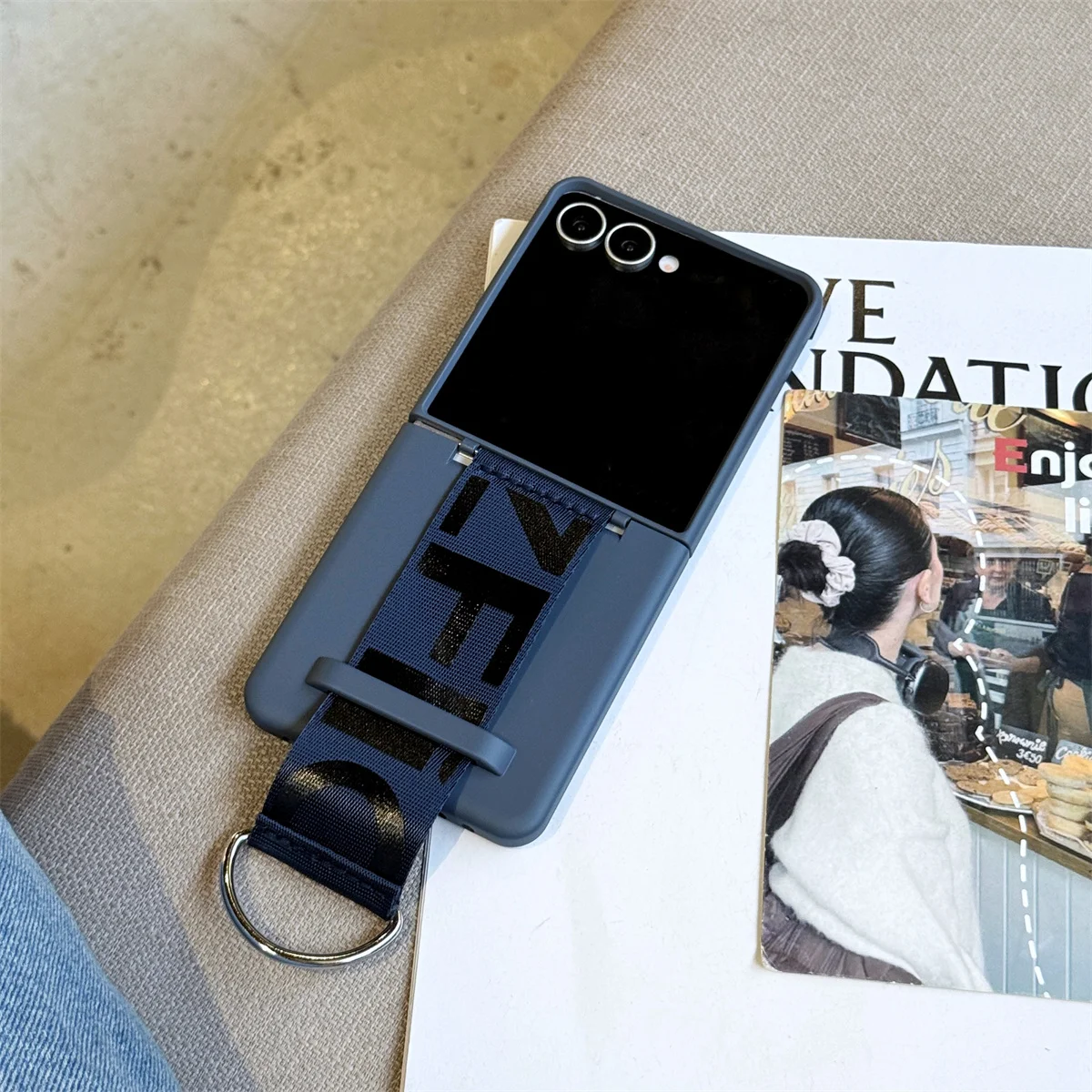 Luxuriöse Matte PC-Handyhülle für Samsung Galaxy Z Flip 8/7/6/5 mit Handschlaufe Ringhalter Handkettenband Cover für ZFlip 7 FE – Detail 8
