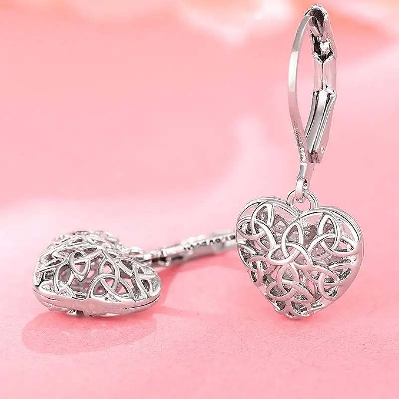 Huitan Boucles d'oreilles pendantes en forme de cœur pour femme, design ajouré, accessoires élégants pour soirée, bijoux en métal polyvalents et délicats pour le quotidien et les mariages