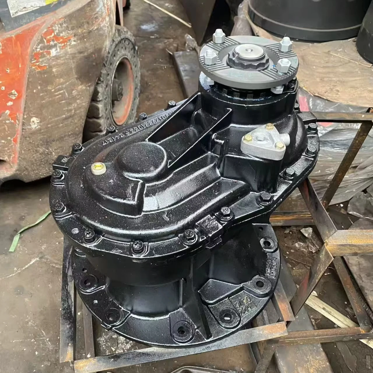 Heavy Duty Truck Power Transmission System Iron Axle Housing Differential Assembly Zhongqi ZQZ1020 Replacement Part