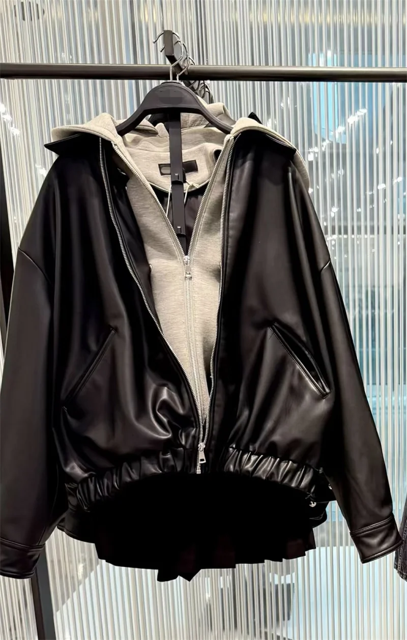 เสื้อแจ็คเก็ตผู้หญิง 2025 รุ่นใหม่ ฤดูใบไม้ร่วง สีดำ แขนยาว หนังเทียม แต่งผ้าแบบแพทช์เวิร์ค สไตล์ไบค์เกอร์ ทันสมัยและแฟชั่น