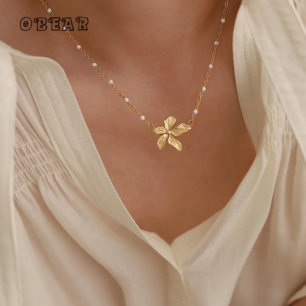 Biały łańcuszek z koralików wisiorek w kształcie płatka elegancki naszyjnik ze stali nierdzewnej dla kobiet moda złoty kolor Charms biżuteria Bijoux Femme