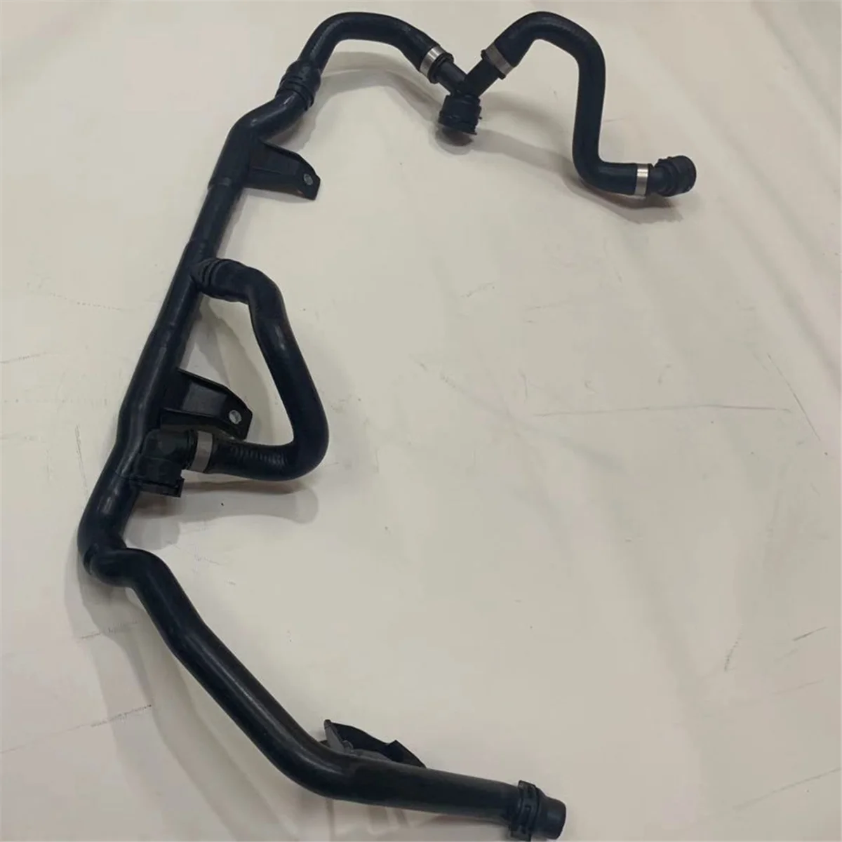 خرطوم مياه تبريد مشعاع السيارة 17127548224   لسيارات BMW E90 325I 330I 328I 128I