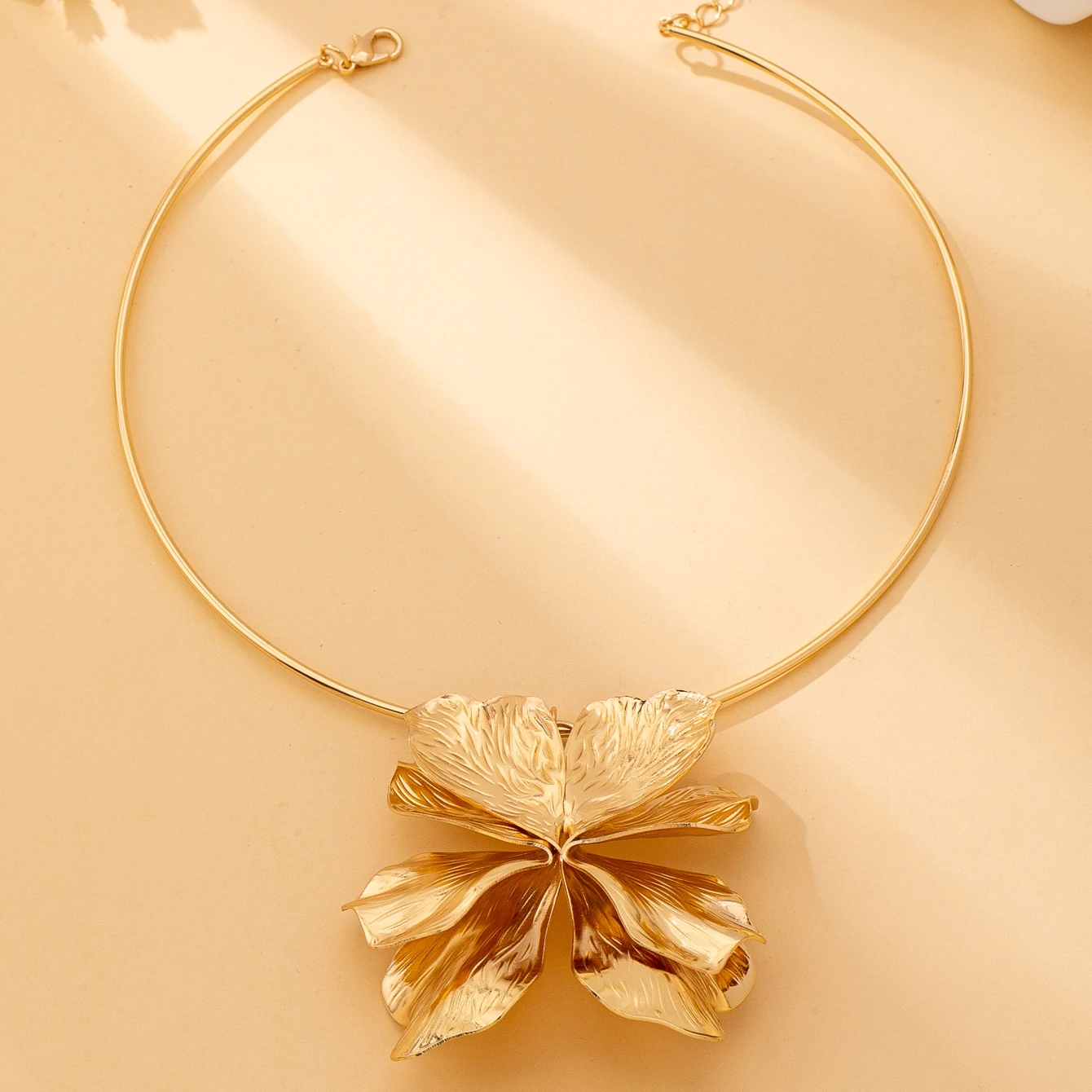 Women's Choker Necklace with Three-Dimensional Exaggerated Flowers, Simple Design, Suitable for Daily Wear and Parties