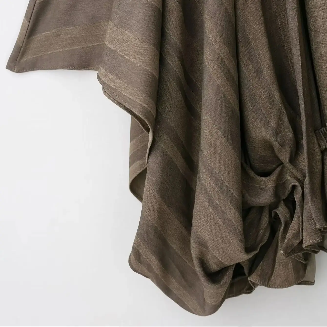 เสื้อคลุมแขนยาวทรงปล่อยลายทางผ้าแจ็คการ์ดเก๋ไก๋สำหรับฤดูใบไม้ร่วงปี 2025 เสื้อผู้หญิงคอวีผูกโบว์ แต่งระบายชายเสื้อ ผ้ารัดรูป ทรงหลวม