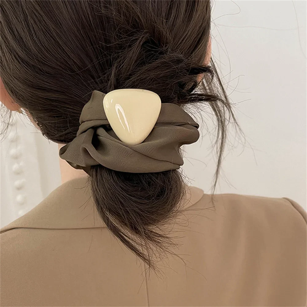 2024 Elegant Soild Color Satin Hair Scrunchies With Triangle Gem Women Girls No Damage Soft Elastic Ponytail Holder Hair Ties