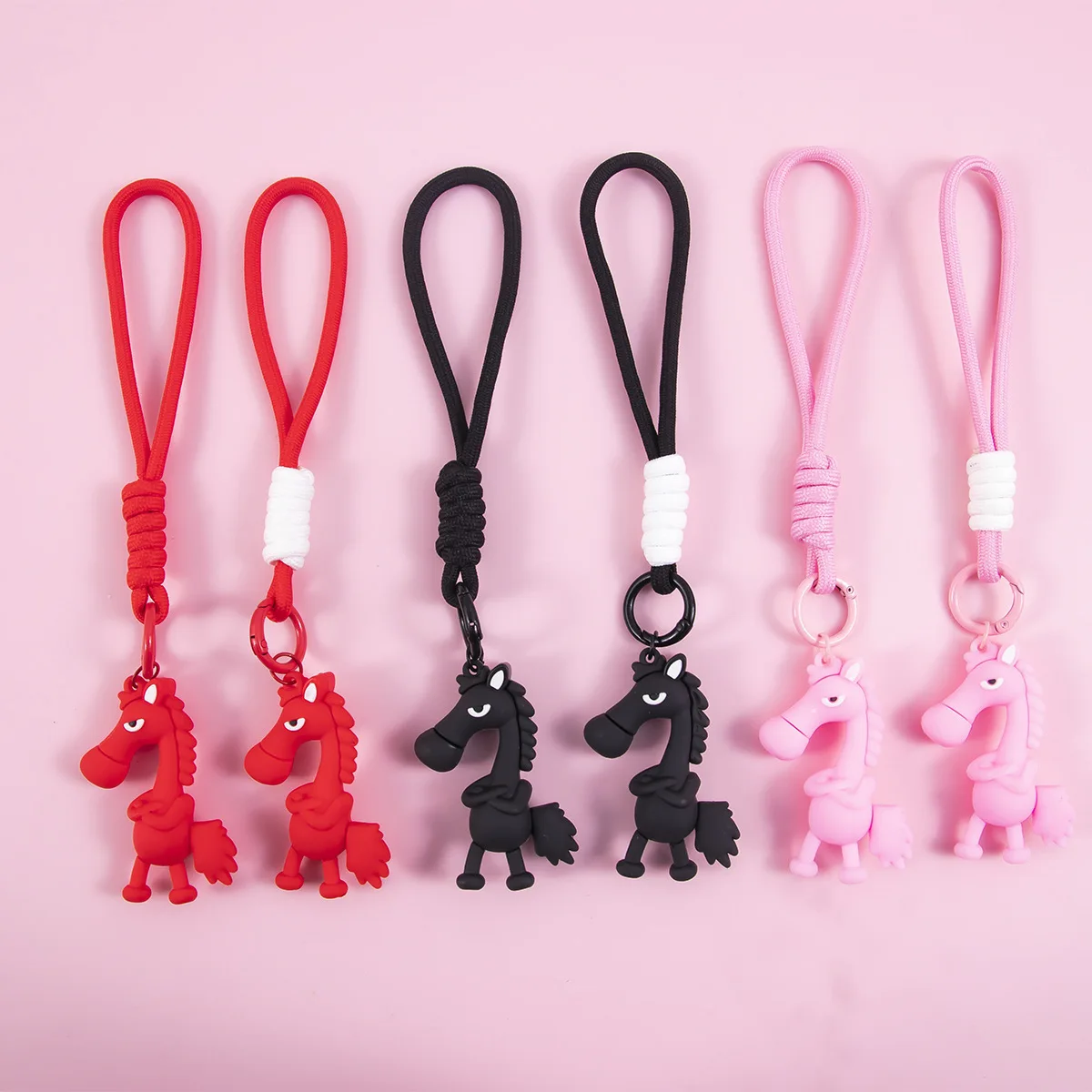 المطاط الحصان قلادة لعوب الحيوان موضوع التبعي الحصان الأسود كيرينغ خفيفة الوزن تمثال الحصان الأسود لملحقات الحقيبة