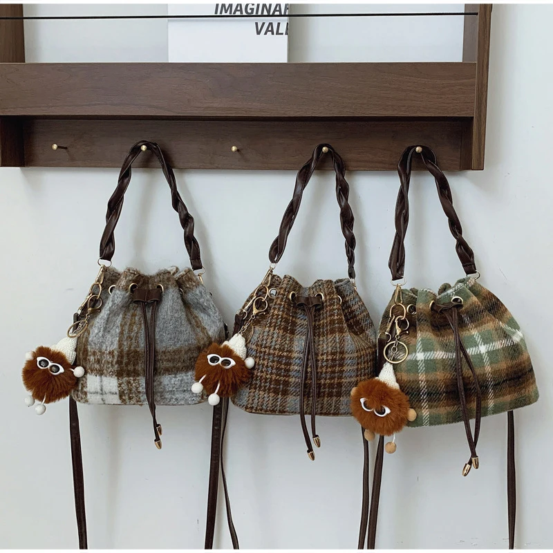 Tweed-Karo-Umhängetasche mit Kordelzug, klassische karierte Damenhandtasche, Retro-Make-up-Tasche, elegante Herbst-/Wintertasche – Detail 1