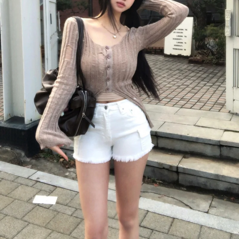 

Stylish side-pocket high-waisted denim shorts for women, stretchy and slimming, in whiteASummer tight-fitting frayed hem shorts,