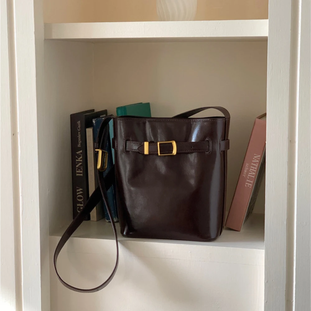 2024 New Niche Design Oil Wax Skin Small Water Bucket Bag for Women Retro One Shoulder Crossbody Casual Small Bag