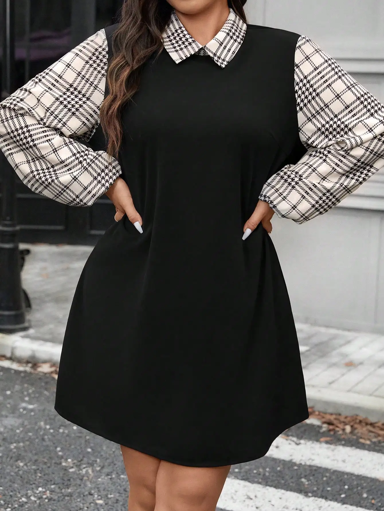 

Черное платье больших размеров с контрастными рукавами и воротником в клетку для повседневной или праздничной носки осенью и зимой