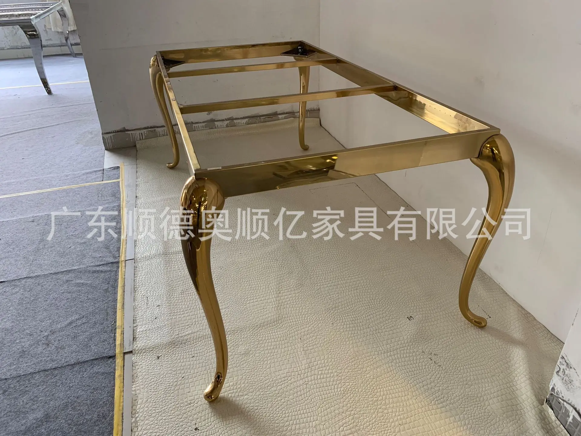 Gouden roestvrijstalen lange tafel Buitenlands hotelbanket Europees buitenbanket en stoel Bruiloft