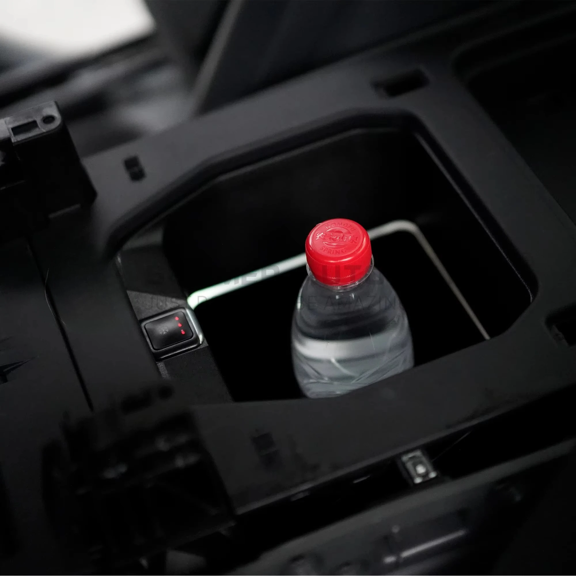 Car Interior Accessories Mini Auto Freezer Car Armrest Fridge Portable Armrest Referigator for Range Rover Vogue L460