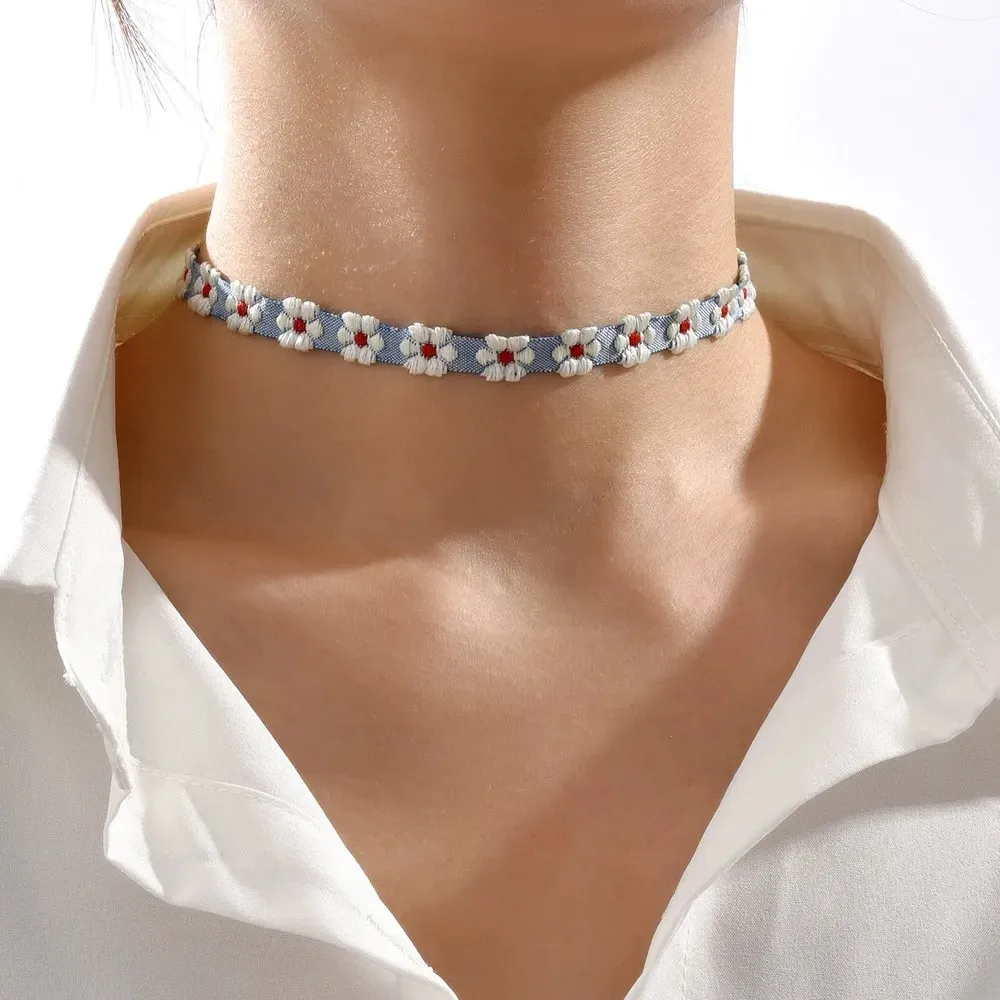 Süße Blumen-Spitzenhalskette für Damen, Schlüsselbeinkette, Gänseblümchen-Stickerei, modisches romantisches Design, Accessoires, Schmuck