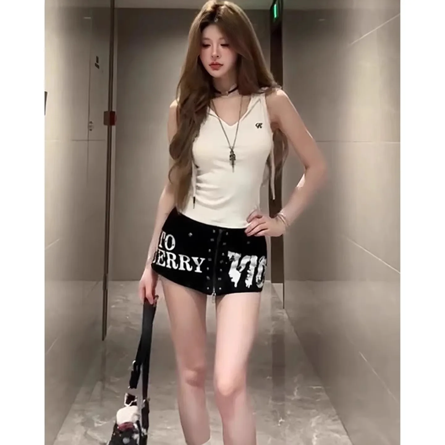 American Spice Girl Graffiti Denim Skirt Women's 2026 Summer New Design A Word Low Waist Rivet Zippers Black Hip Skirt