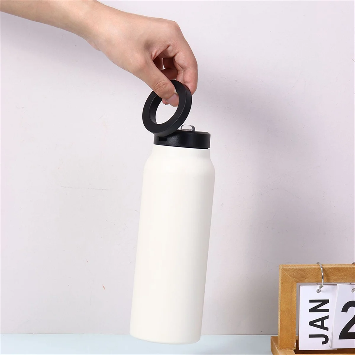 

Lo-ok White Insulated Water Bottle with Magnetic Phone Holder, Made of Stainless Steel