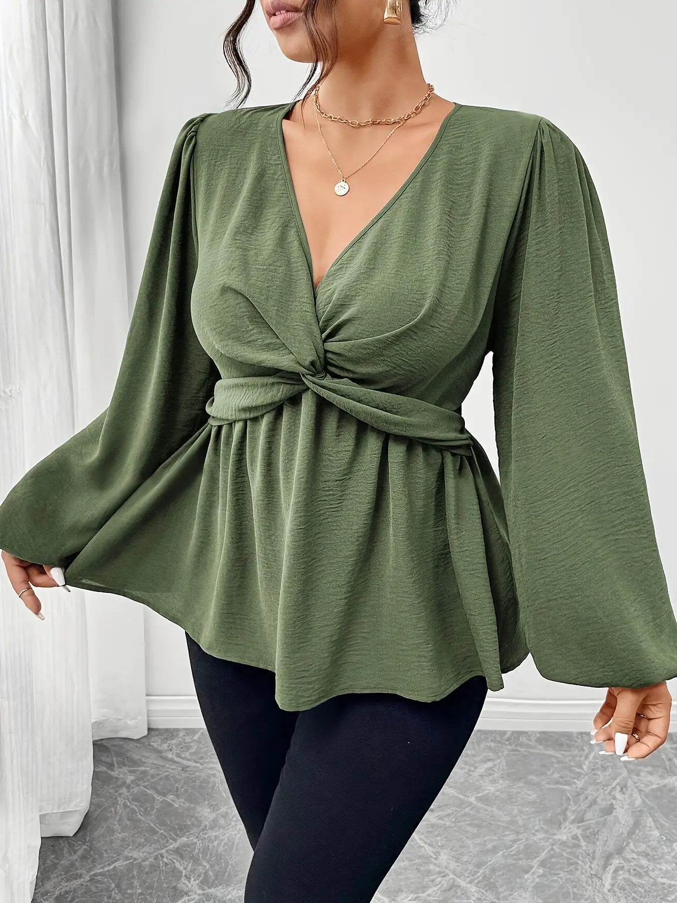 New large-sized slimming shirt with V-neck, waistband, balloon sleeves, loose and slimming long sleeves for women's wear