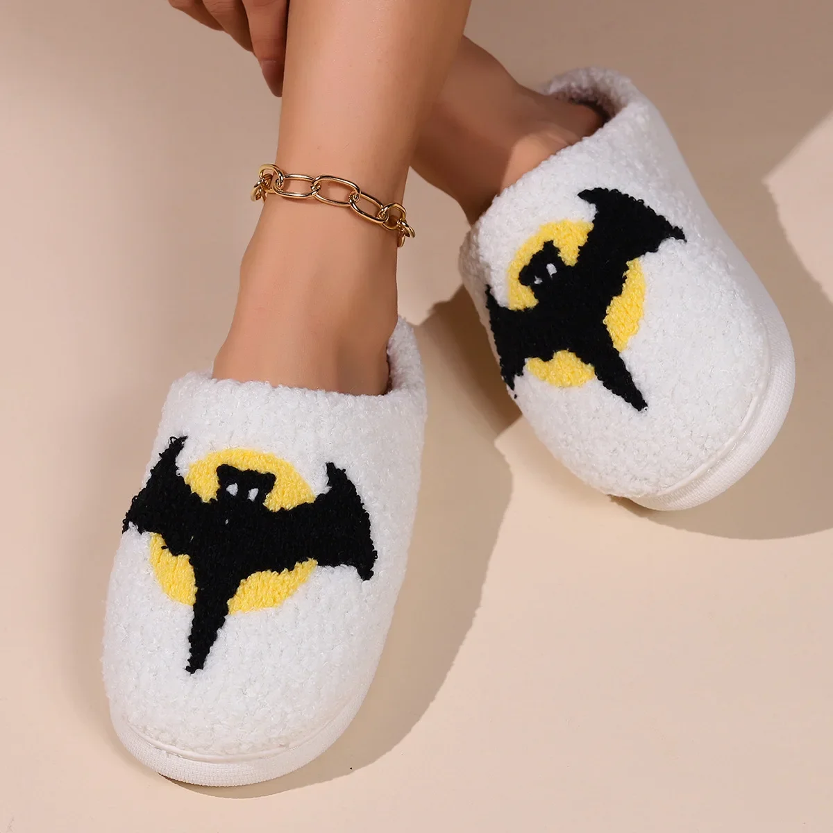 

2024 Halloween Embroidery Bat Pattern Plush Home Platform Cozy Fur Slippers Cute Warm Non-Slip Indoor Slippers for Men Women