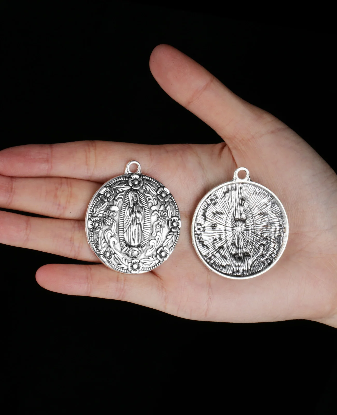 5Pcs Catholic Virgin Mary Round Medal Carved Our Lady of Guadalupe Floral Pendant for DIY Necklace Jewelry Accessories