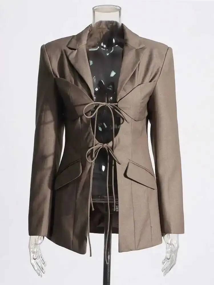 パッチワークポケットシックブレザー女性新しいセクシーな中空アウトスプライスレースアップブレザー女性のためのノッチ襟長袖 PA4W