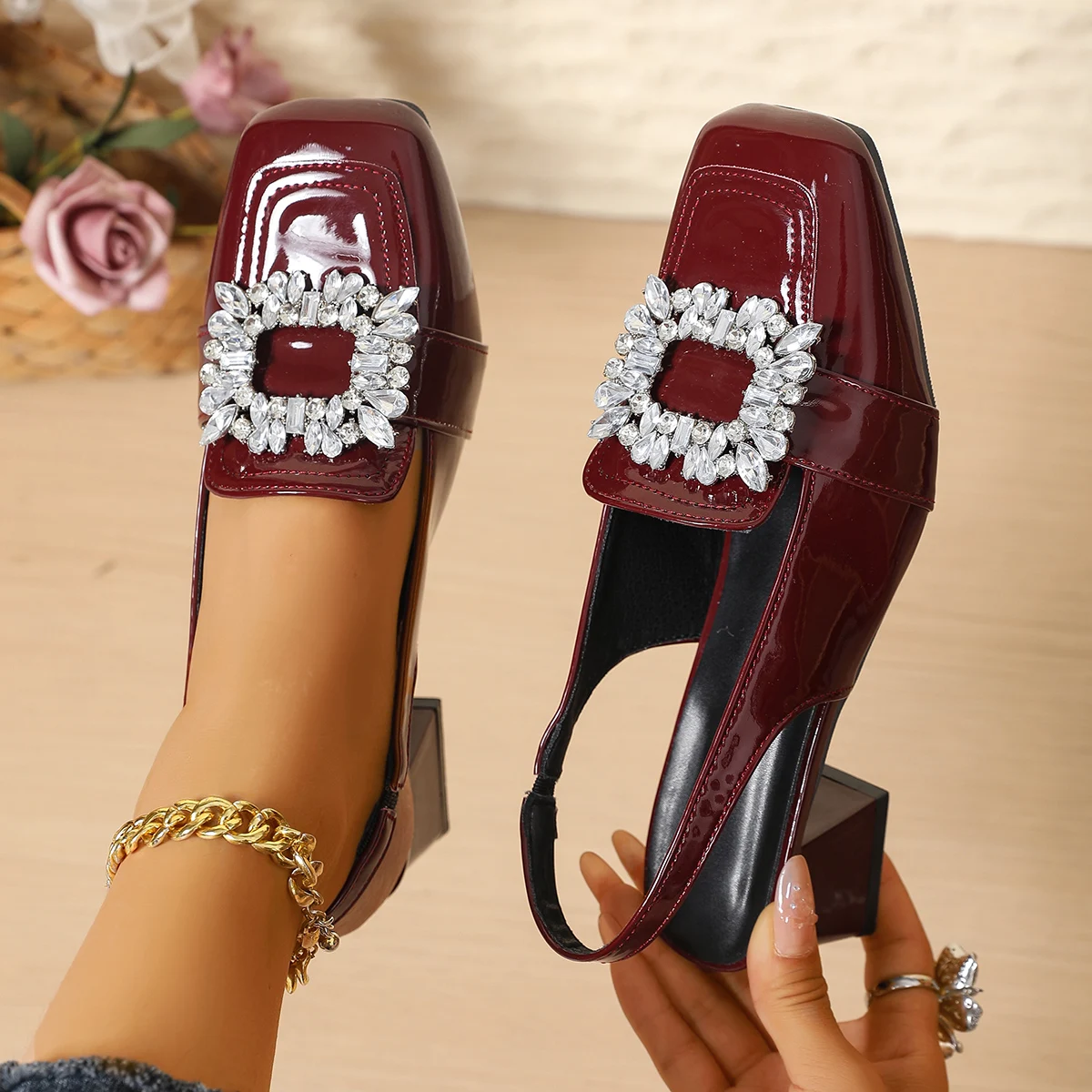 

Летние женские сандалии, женские босоножки на толстом каблуке с пряжкой и бриллиантами, новинка 2023 года, женская обувь Baotou, женская обувь во французском стиле ретро с квадратной головкой