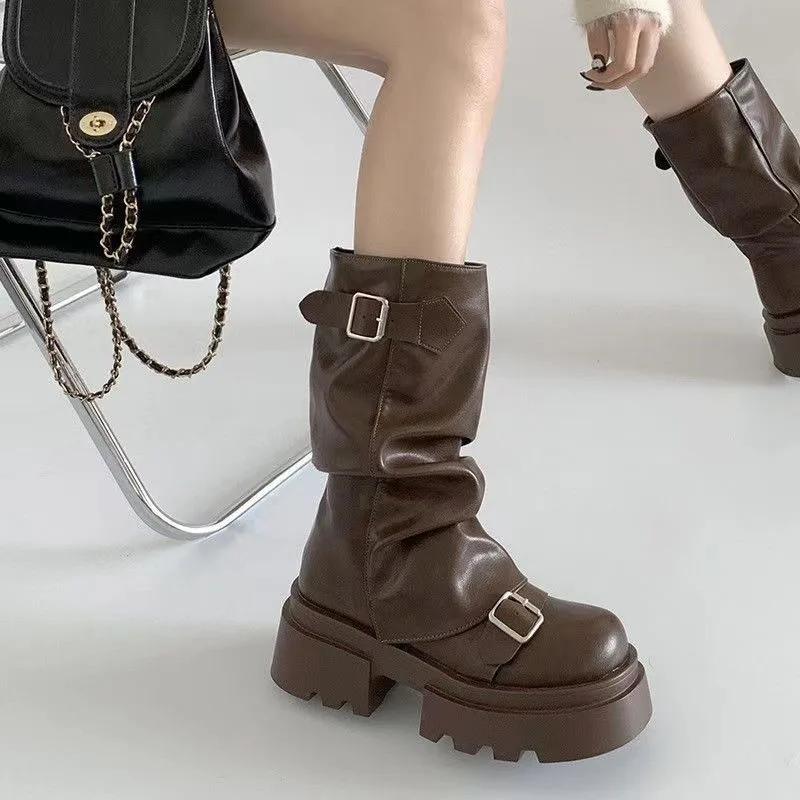 Damen Y2K Slouchy Stiefel bis zum Wadenmitten, runde Zehenpartie, klobige Plateausohle, doppelte Metallschnalle, Stiefel mit plissiertem Schaft aus Kunstleder für Damen – Detail 6