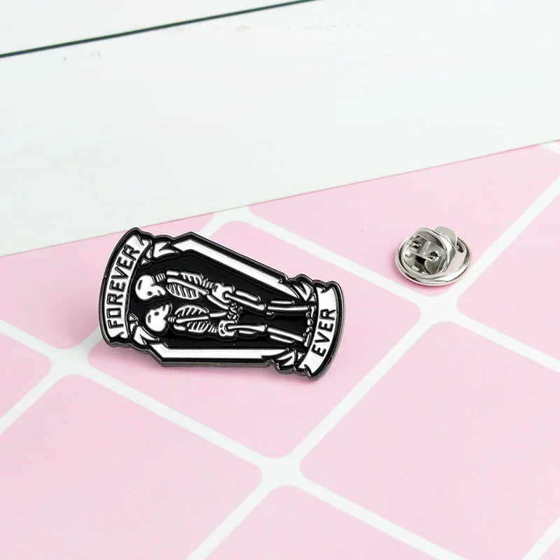 FÜR IMMER und IMMER Emaille Brosche Skleton Liebhaber Sarg Pins Denim Kleidung Pin Schnalle Hemd Taste Abzeichen Mode Punk Schmuck Geschenk