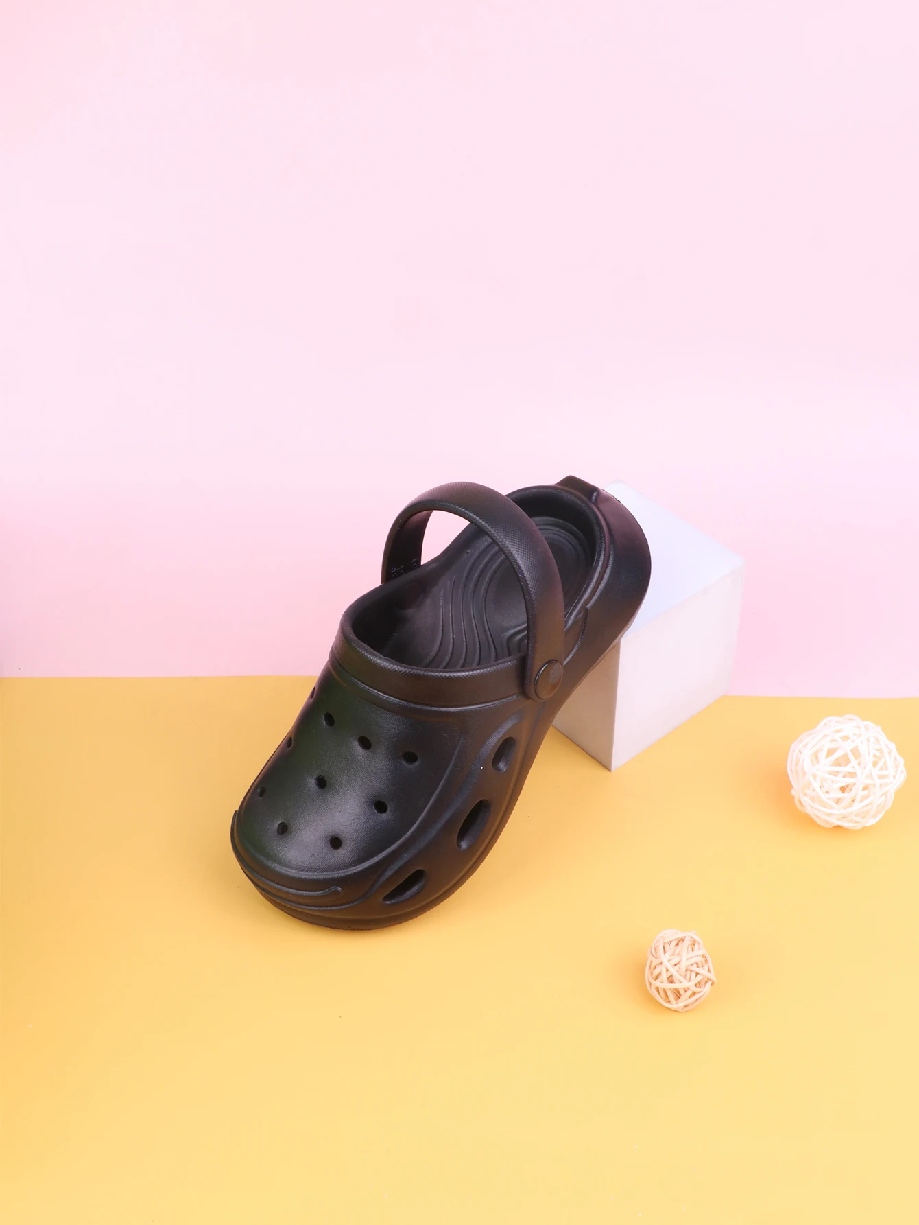 Pair of black kidsren\'s sandals for summer indoor use non-slip girls boys and girls hole shoes fashionable beach shoes baby baby bathing Baotou