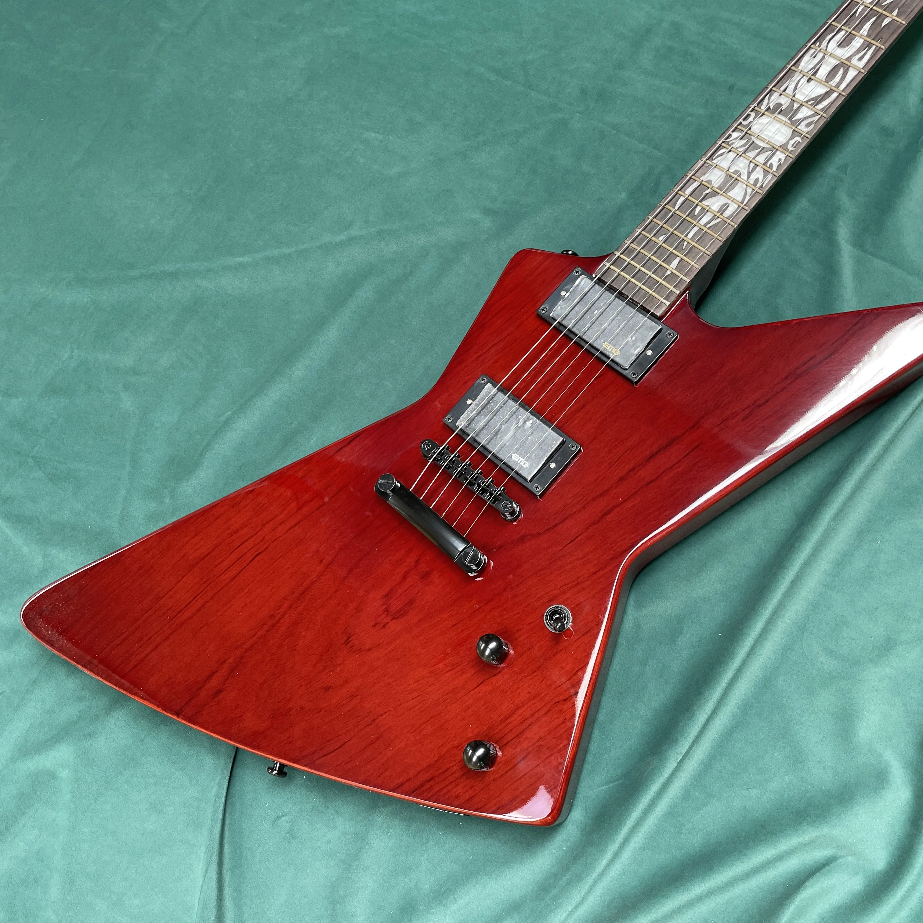 

Red 6-string electric guitar, black hardware mahogany body guitars, beginner to intermediate electric guitarra