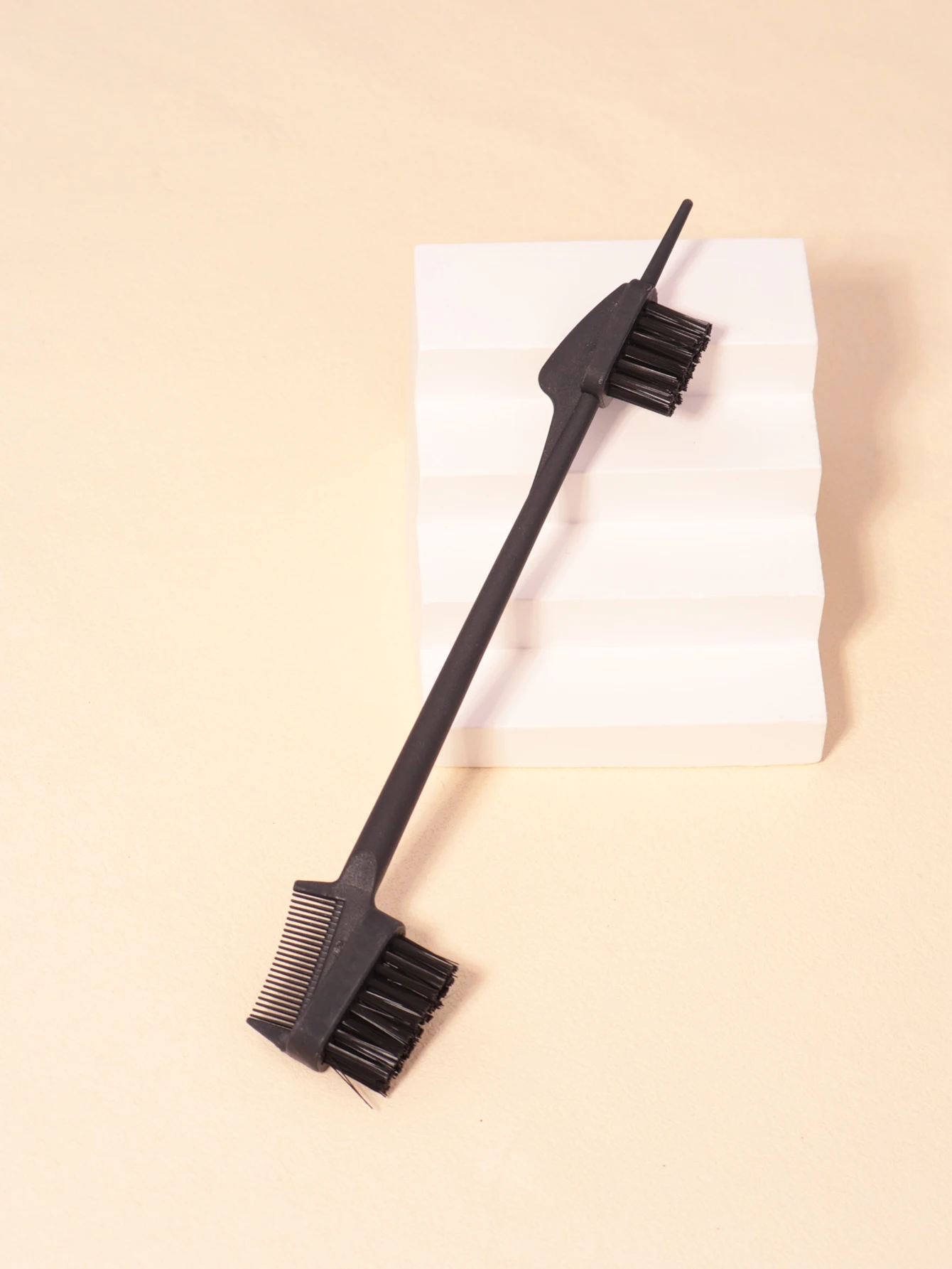 1pcs edge control brush comb, used for combing and cutting hair on the edges and back of women, special for real hair wigs