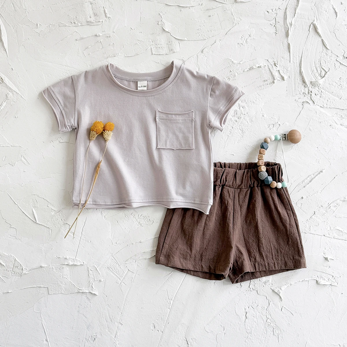 Neues Kleinkind-Set, einfarbig, Taschendesign, Rundhalsausschnitt, kurze Ärmel + lockere braune Strand-Sportshorts, Sommer, für kleine Kinder
