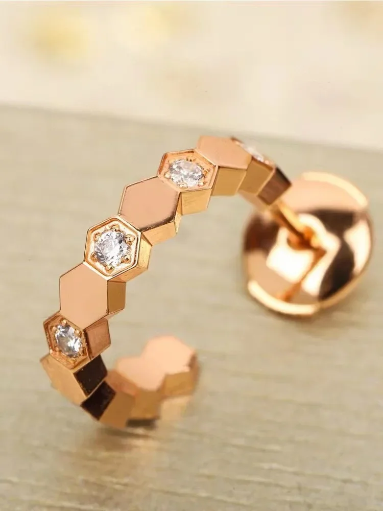 مجوهرات الأزياء على شكل قرص العسل بين أقراط الماس كل شيء موضة جديدة على شكل قرص العسل نسخة عالية من الأذن الفاخرة الخفيفة ذات الإحساس العالي