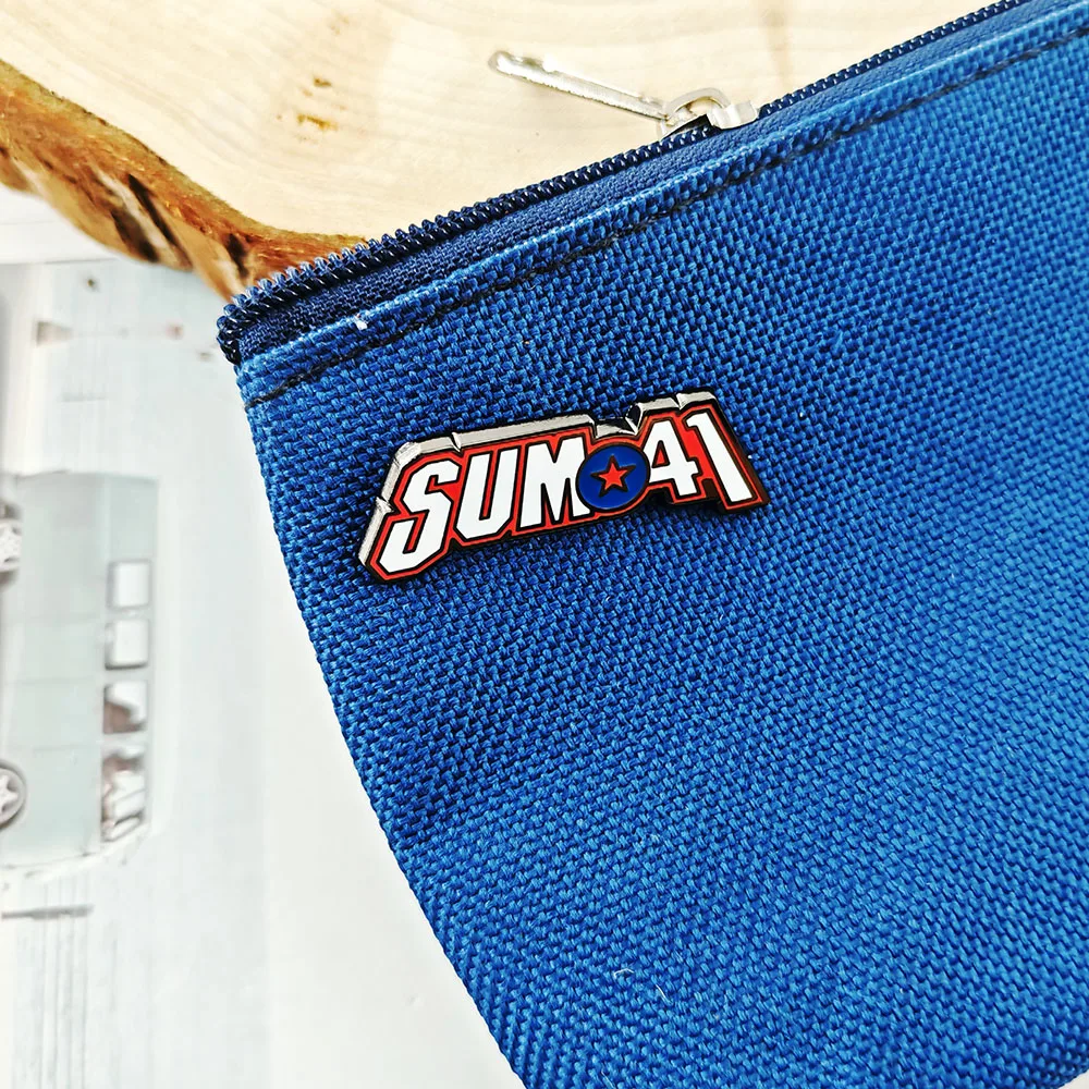 Sum 41 Band-Logo-Brosche, Punk-Rock-Abzeichen, kanadische klassische Musik-Accessoire, Emaille-Anstecker, Band-Fan-Kollektion, Taschen-Dekoration, Geschenk – Detail 7