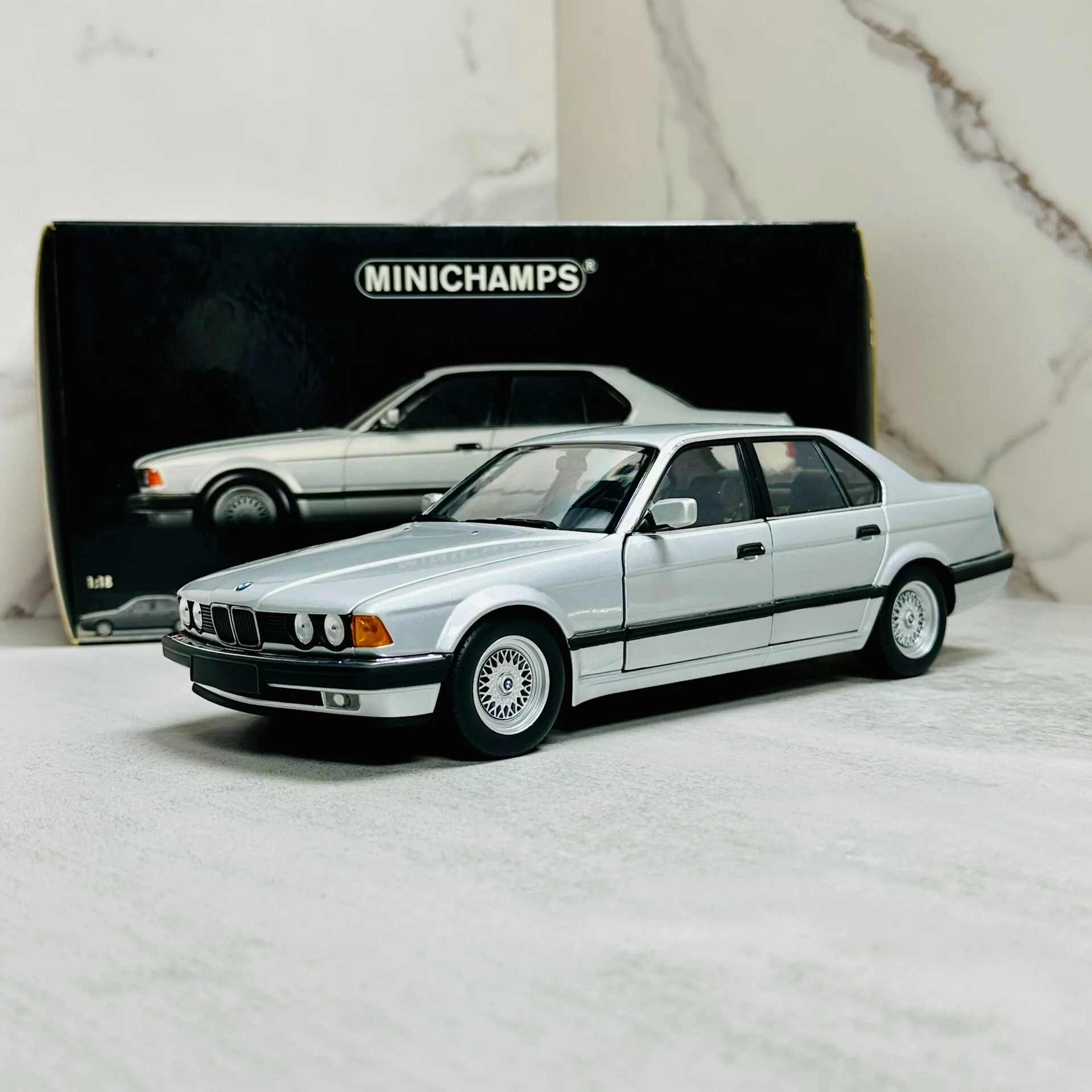 

Minichamps 1:18 730i 1987, серебряная имитация, ограниченная серия, все открытые металлические статические модели автомобиля из сплава, игрушка в подарок