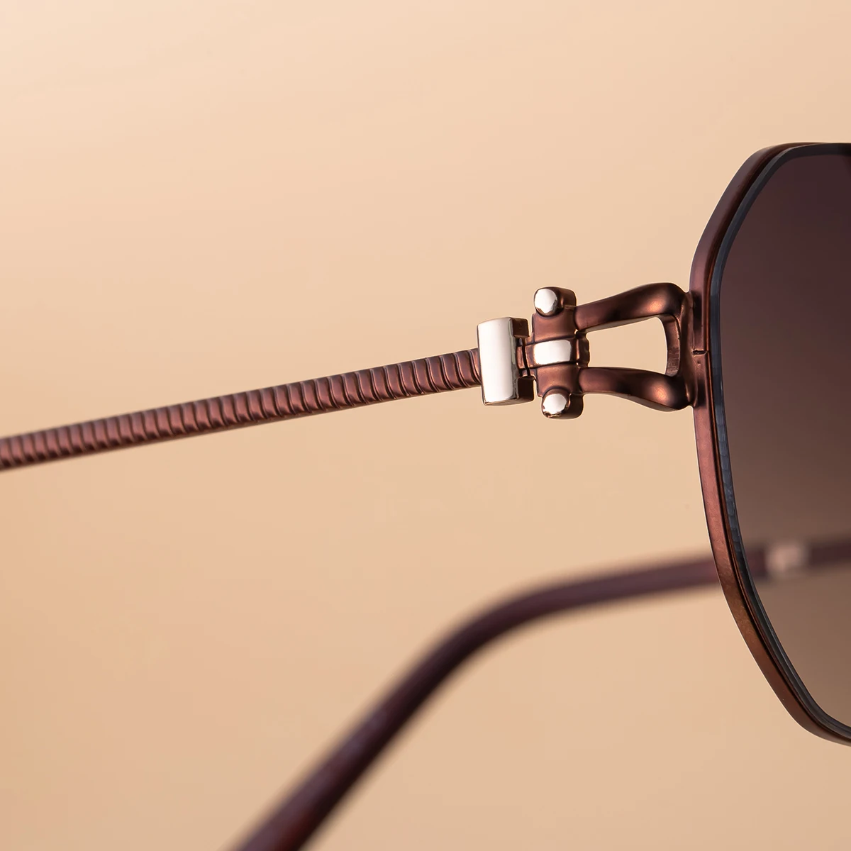 Übergroße quadratische Sonnenbrille für Damen – Luxusmarke 2026, Punk-Metallrahmen, Polygon-Sonnenbrille für Damen, modische Eyewear-Shades – Detail 4