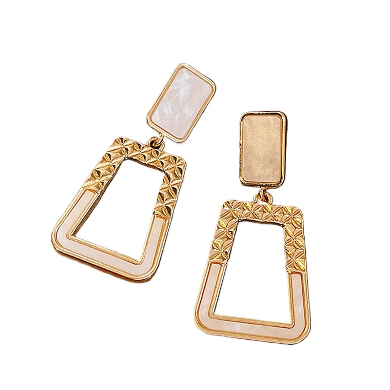 

A pair of retro white geometric hollow earrings and earrings, suitable for women to wear when shopping, traveling, gathering, h