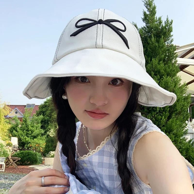 Wersja koreańska Niszowy projektant Denim Bucket Hat Summer Travel Fashion Bow Embroidery Wszechstronny pokaz twarzy Małe czapki damskie