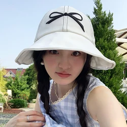 Wersja koreańska Niszowy projektant Denim Bucket Hat Summer Travel Fashion Bow Embroidery Wszechstronny pokaz twarzy Małe czapki damskie