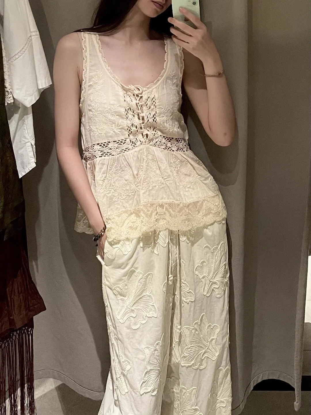 

Stunning Lace Embroidery Vest Top Svel Beautiful New Summer 2025 Women's Faion French Sle Slim Fit round Ne T-irt