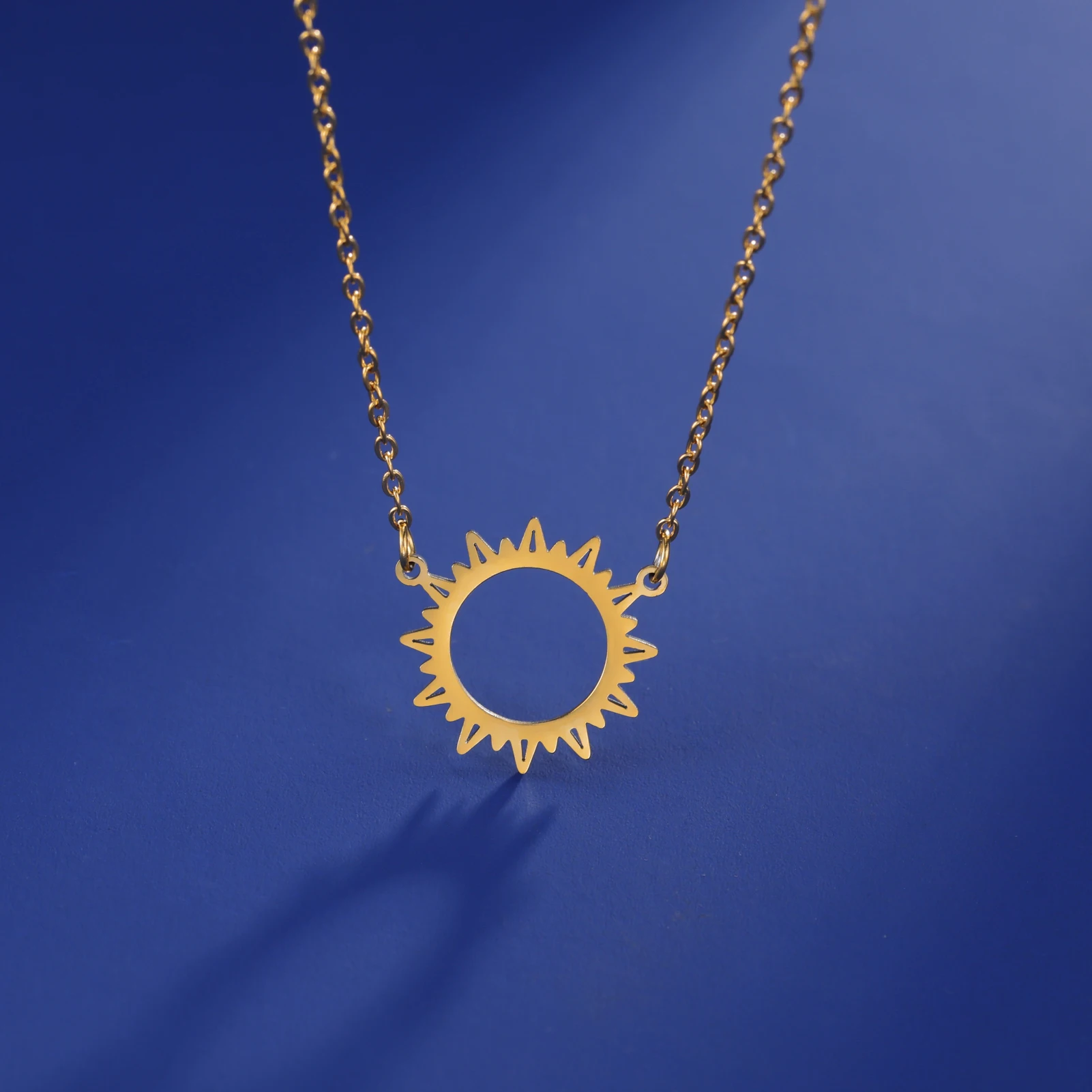 Collier pendentif ajouré rayon de soleil en acier inoxydable pour femme, bijoux, cadeaux de fête, vente en gros