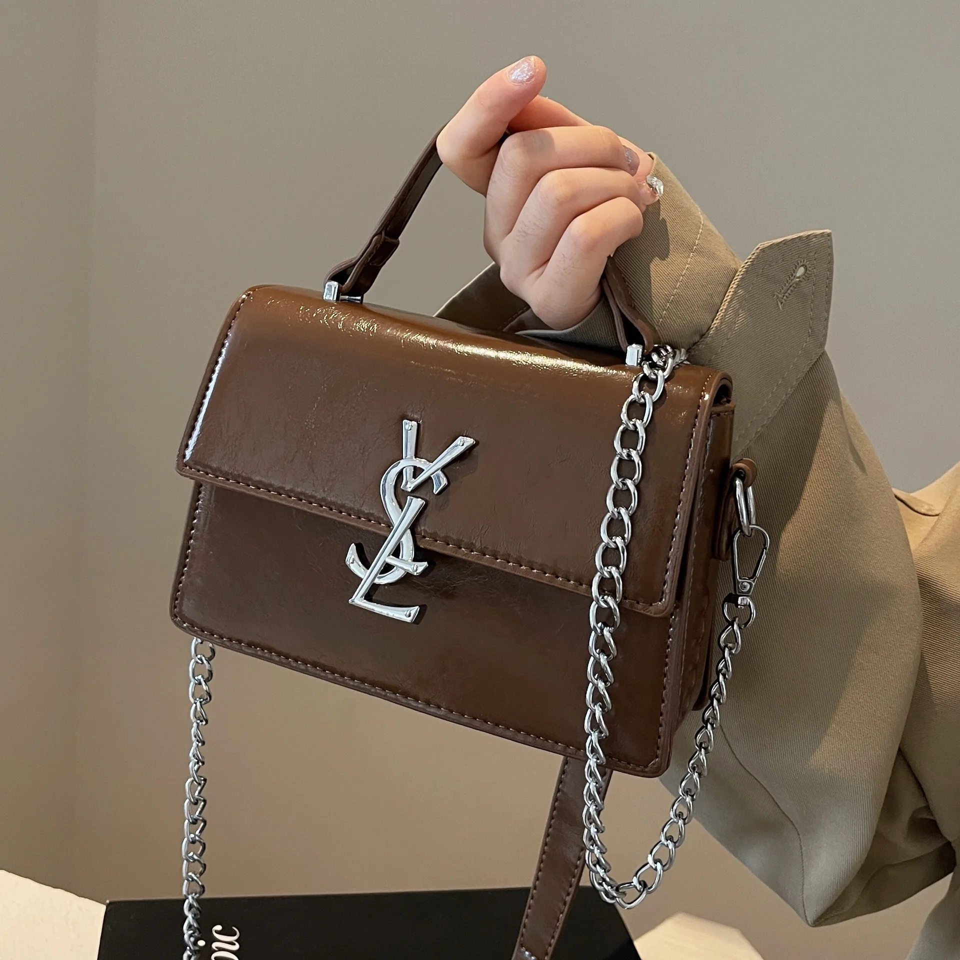 

Сумка в дизайнерском стиле — хитовый продукт 2025 года — высококачественная вечерняя сумка в стиле ретро. Классическая и универсальная маленькая квадратная сумка через плечо с ремешком-цепочкой.