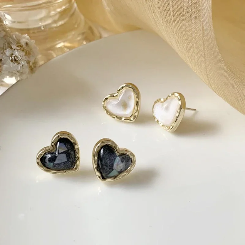 Trendy Vintage Heart Earring Women Classic Black White Stud Earrings Female Fashion Earrings Female Jewelry 2024 Gift