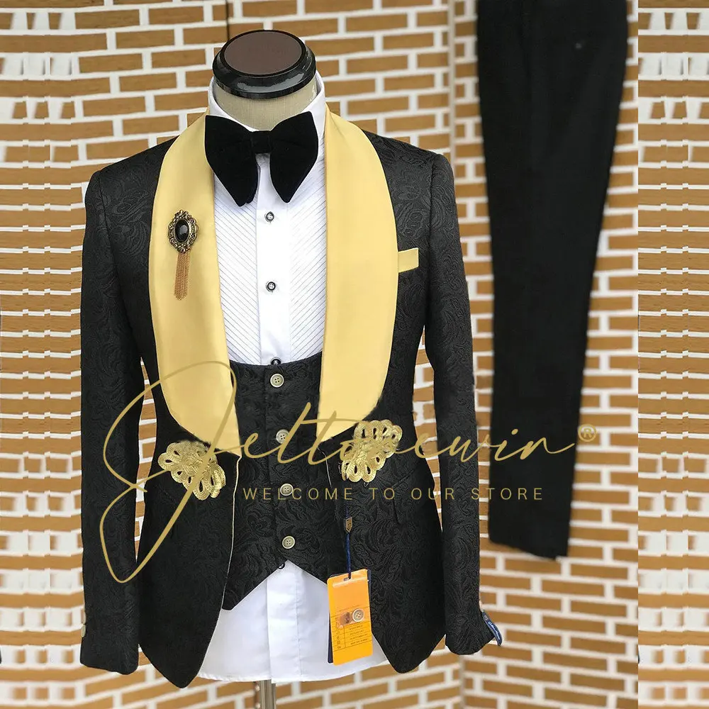 

Black Floral Pattern Groom Tuxedo For Wedding Dinner Party Slim Fit Men Suits Gold Lapel 3 Pieces Fashion Costume