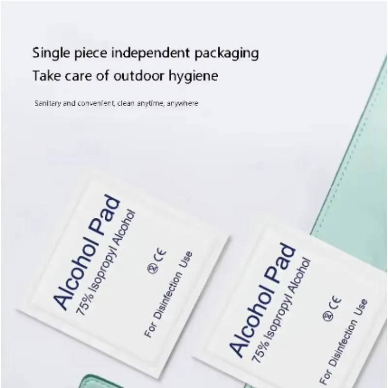 مسحة كحول 75% يمكن التخلص منها لتطهير الجروح، لوازم صندوق الإسعافات الأولية الأساسية لتحضير الكوارث المنزلية.