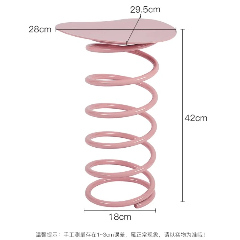 حافة الربيع الإبداعية لمشاهير الإنترنت عدد قليل من غرف النوم بجانب السرير البسيط وعدد قليل من غرف المعيشة المنزلية الاسكندنافية